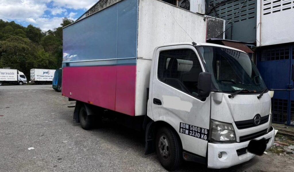 Hino WU710R Luton Box Van [Local] – Reg. Yr.2013