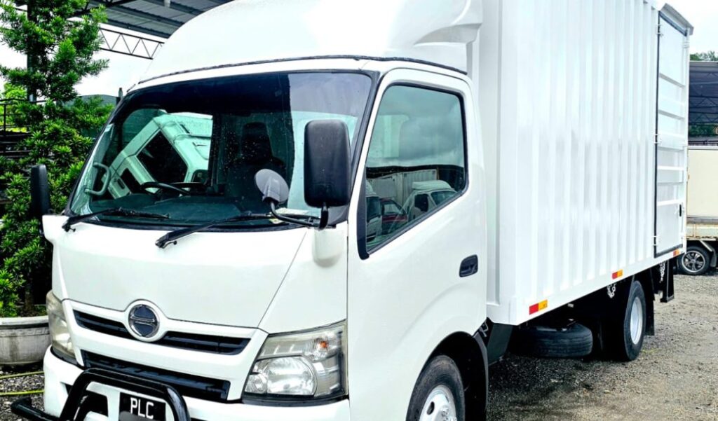 Hino WU720R 17′ Corrugated Box with Tail Lift – Yr.2013