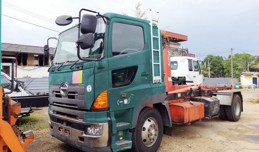 Rebuild Hino 700 w/ 16T Armroll (6 Tyres)