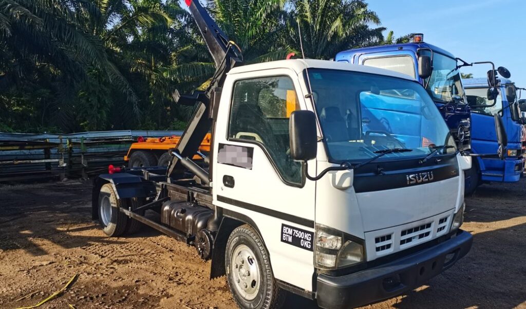 Rebuild Isuzu NPR85 w/ 5ton New Armroll