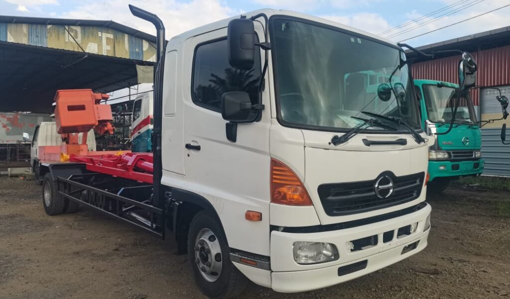 Rebuild Hino FC(Sleep bed) w/ 12T Recon. Armroll