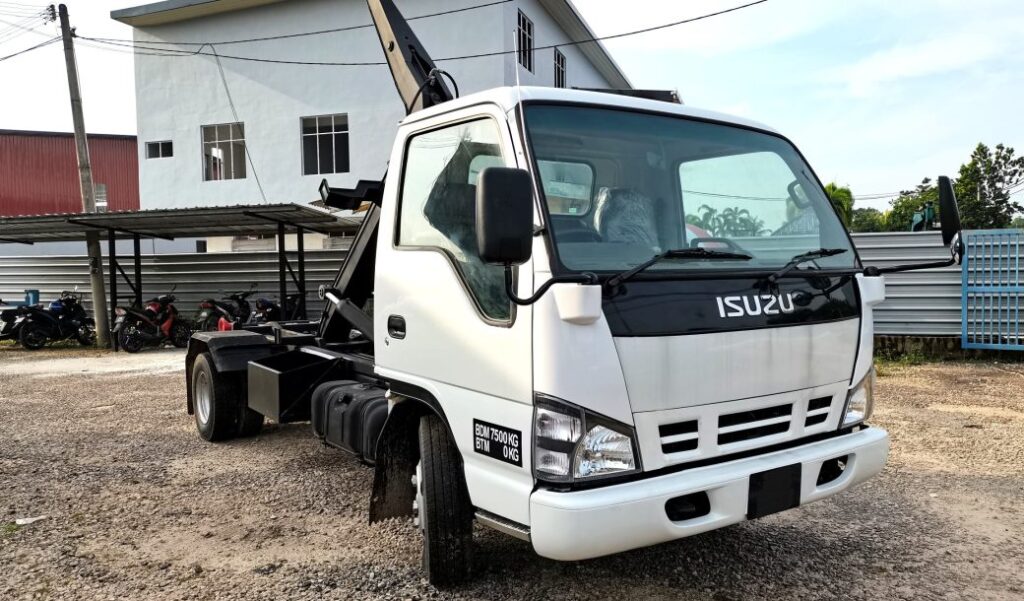 Rebuild Isuzu NPR71 w/ 6T New Armroll