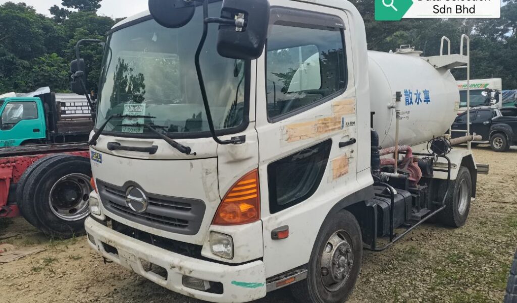 Unregistered Hino FC6 Water Tanker