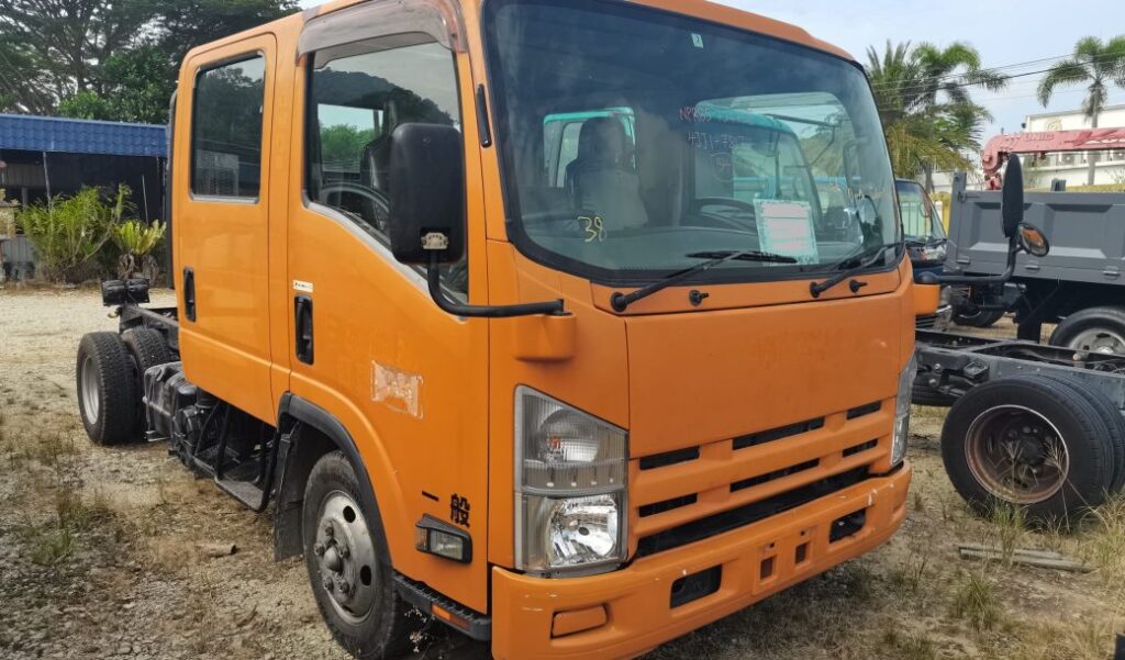 Isuzu Double Cab Lorry NPR85 – Double cab chassis