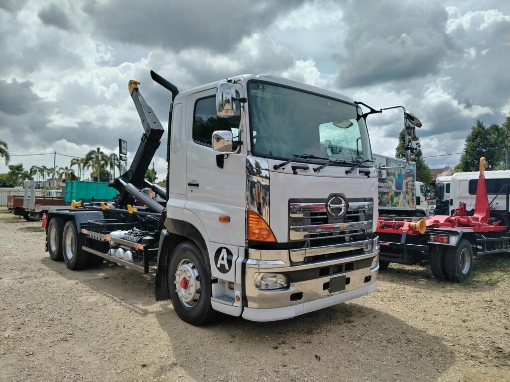 Rebuild Hino 700 with 20T Armroll/Hooklift