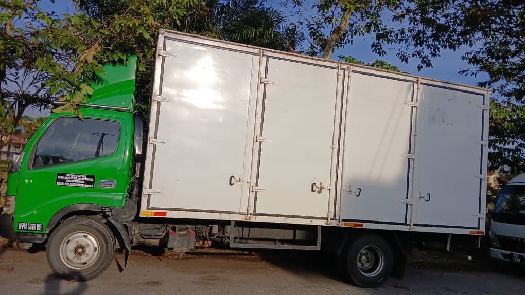 Hino XZU413 Box Truck – Green Engine