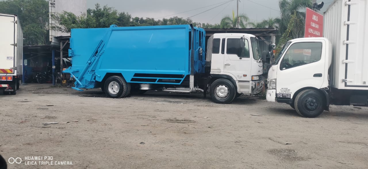 Hino FS1K Lori Sampah Garbage Compactor with Bin Lift - Image 1