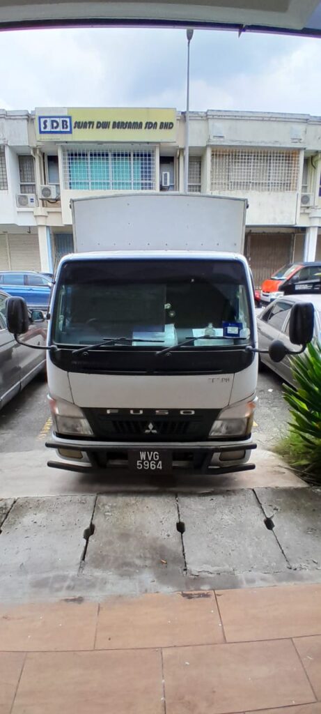 USED MITSUBISHI FUSO FE71 Box Van w/ Tail-lift