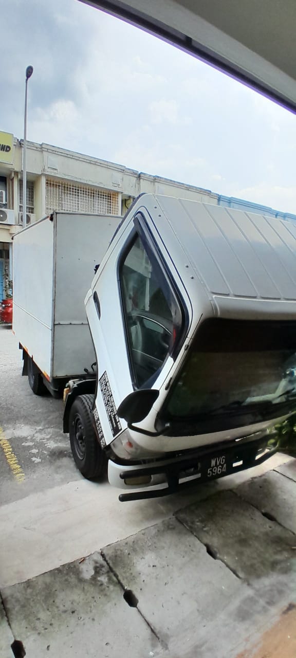 USED MITSUBISHI FUSO FE71 Box Van w/ Tail-lift - Thumbnail 2