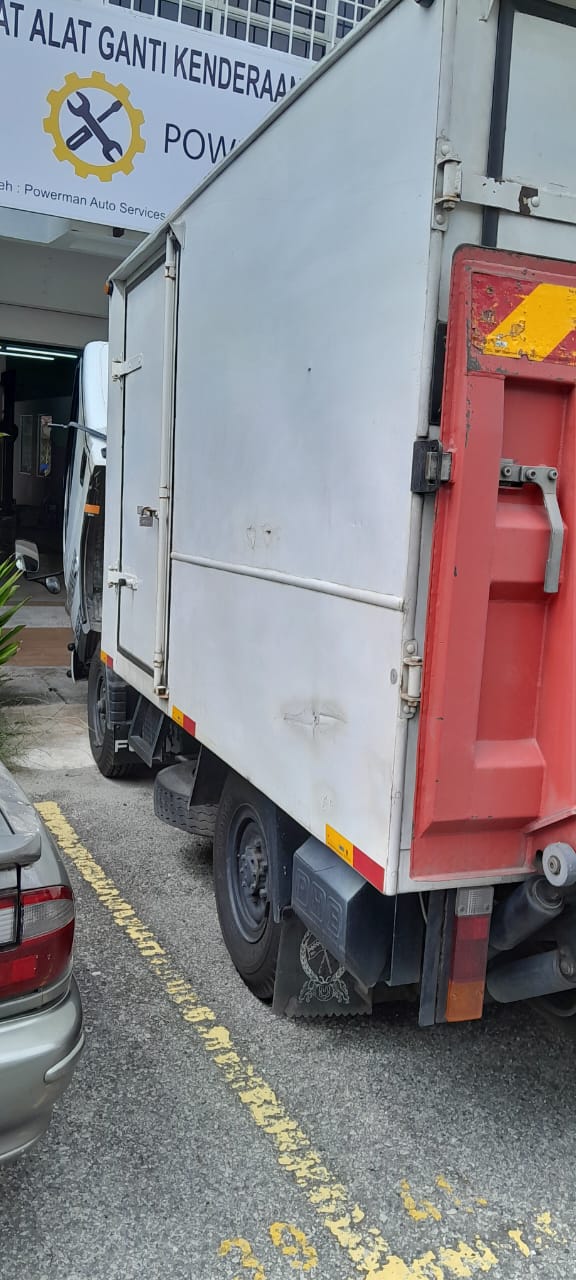 USED MITSUBISHI FUSO FE71 Box Van w/ Tail-lift - Thumbnail 8