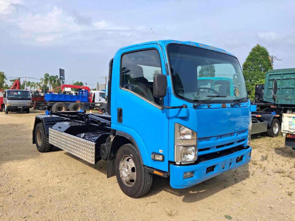 Rebuild Isuzu NPR75 with 14ft Armroll