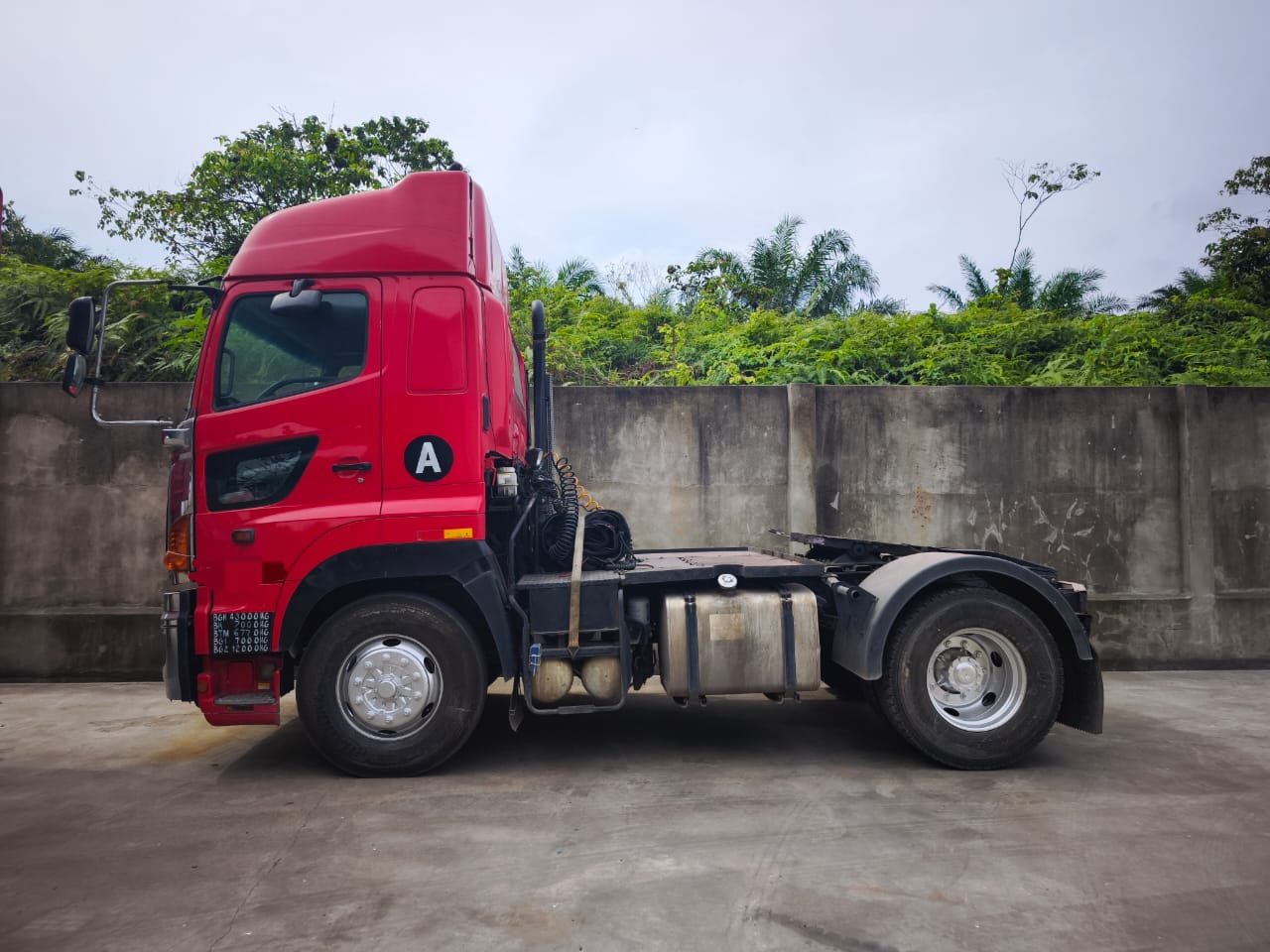 HINO 700 PRIME MOVER AND CARGO TRAILER - Thumbnail 2