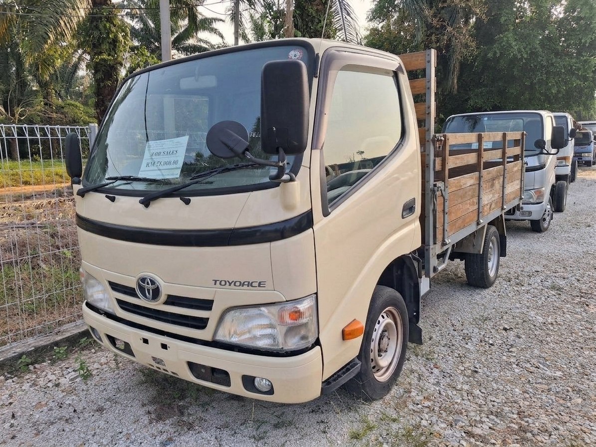 Rebuild Toyota KDY230 10ft Cargo - Image 1