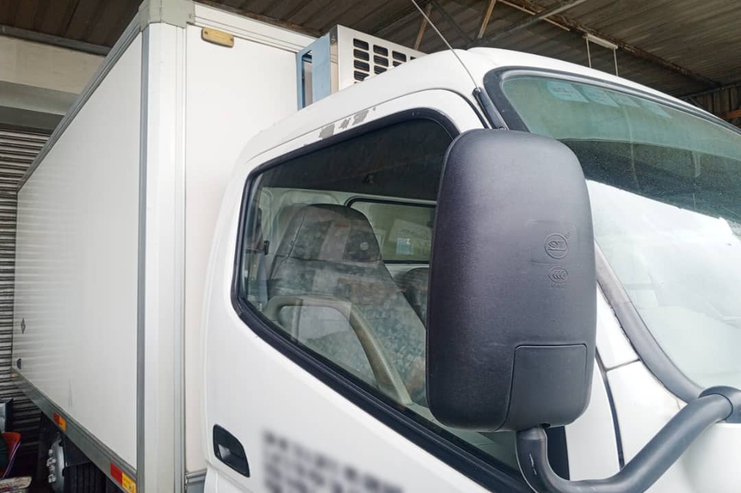 HINO WU300 LORI FREEZER UNTUK DIJUAL – DIRECT OWNER - Image 1