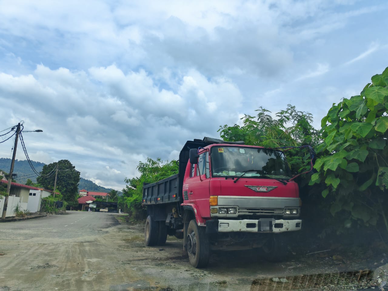 Hino LB520 Tipper EH700 - Image 1