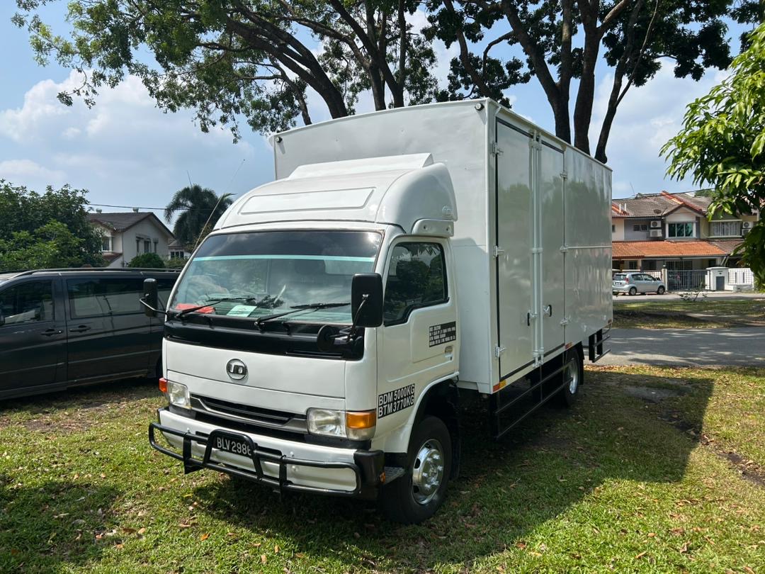 Used Nissan YU41 17ft luton box 2012 - Image 1