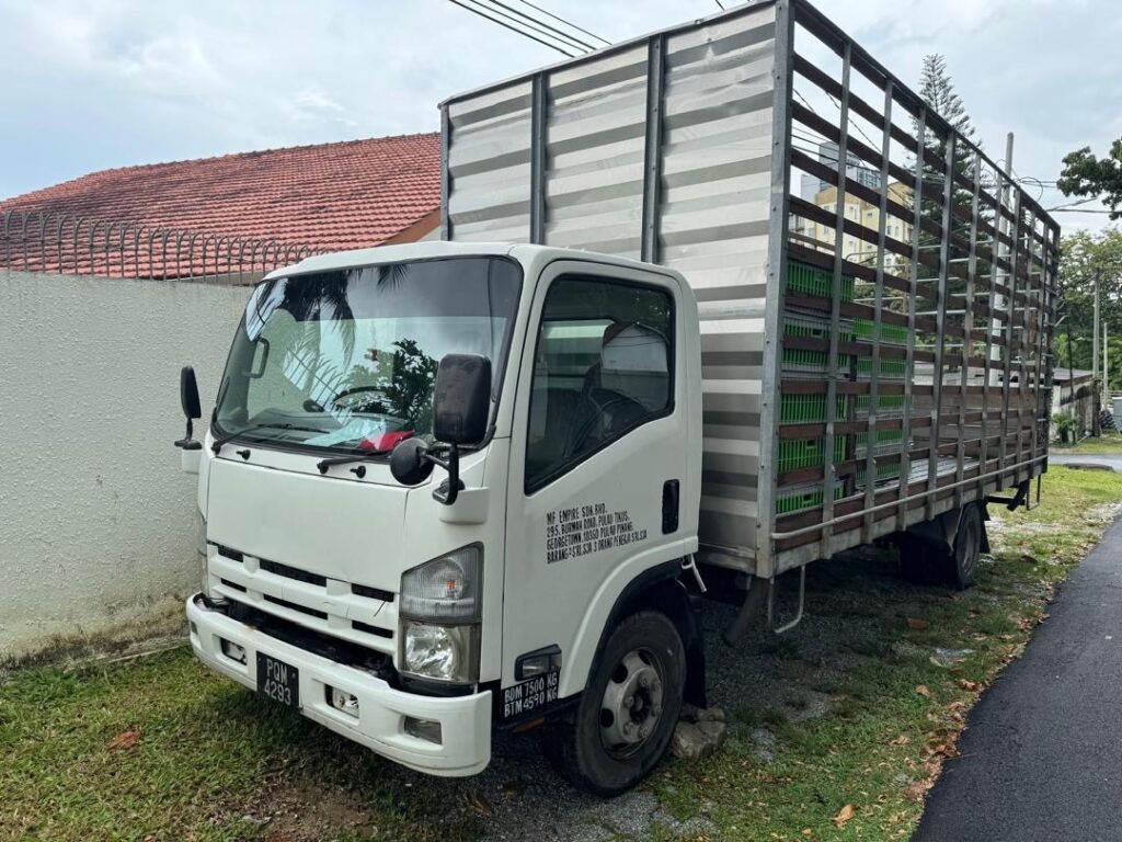 FRONT 2 Used isuzu npr75 wooden cage cargo