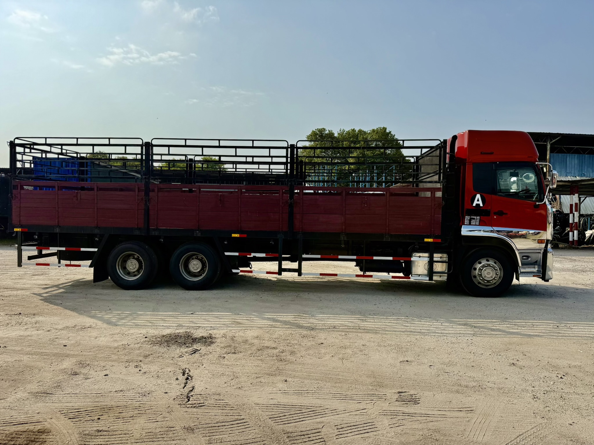 Unregistered Nissan UD CD5 Auto 30ft Wooden Cargo (READY STOCK) - Thumbnail 4