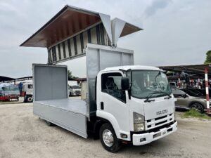 Used 2024 Isuzu FRR90 20ft Wing box