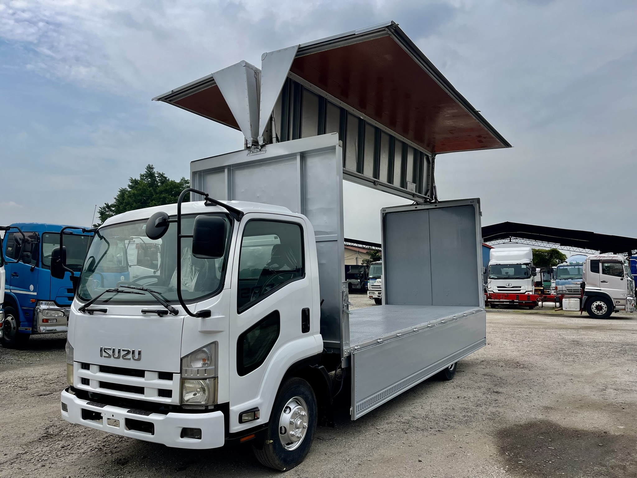 Used 2024 Isuzu FRR90 20ft Wing box - Thumbnail 3