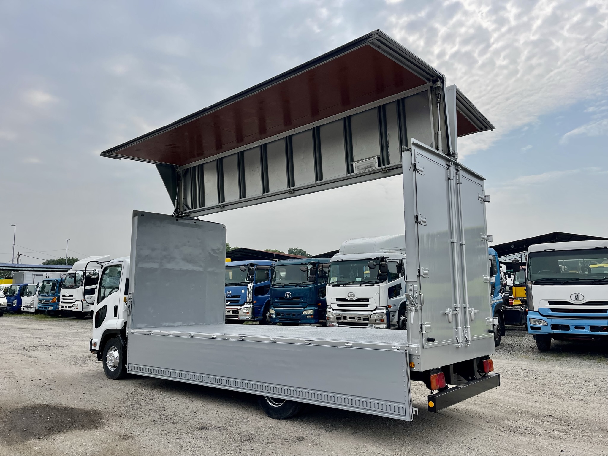 Used 2024 Isuzu FRR90 20ft Wing box - Thumbnail 4