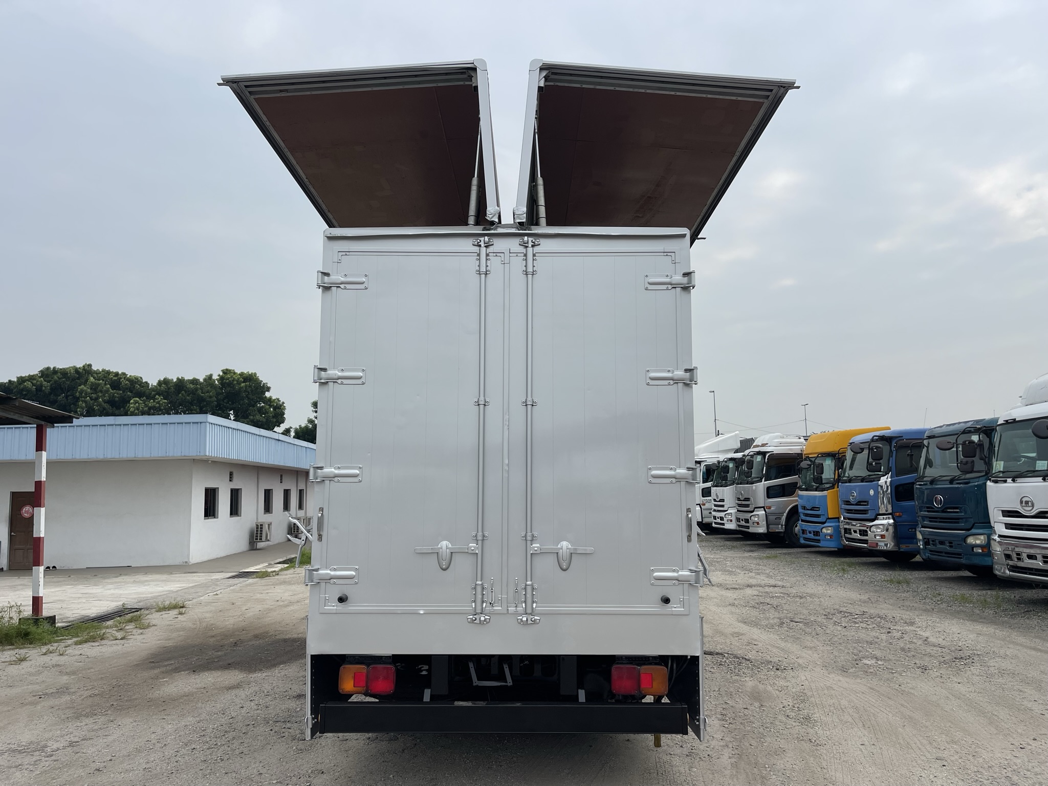 Used 2024 Isuzu FRR90 20ft Wing box - Thumbnail 5