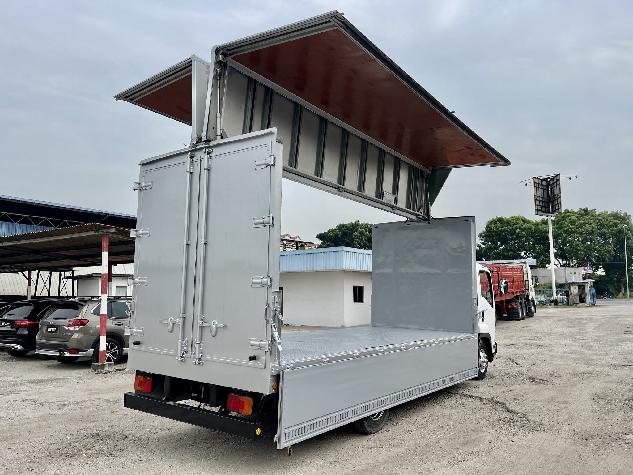 Used 2024 Isuzu FRR90 20ft Wing box - Thumbnail 6