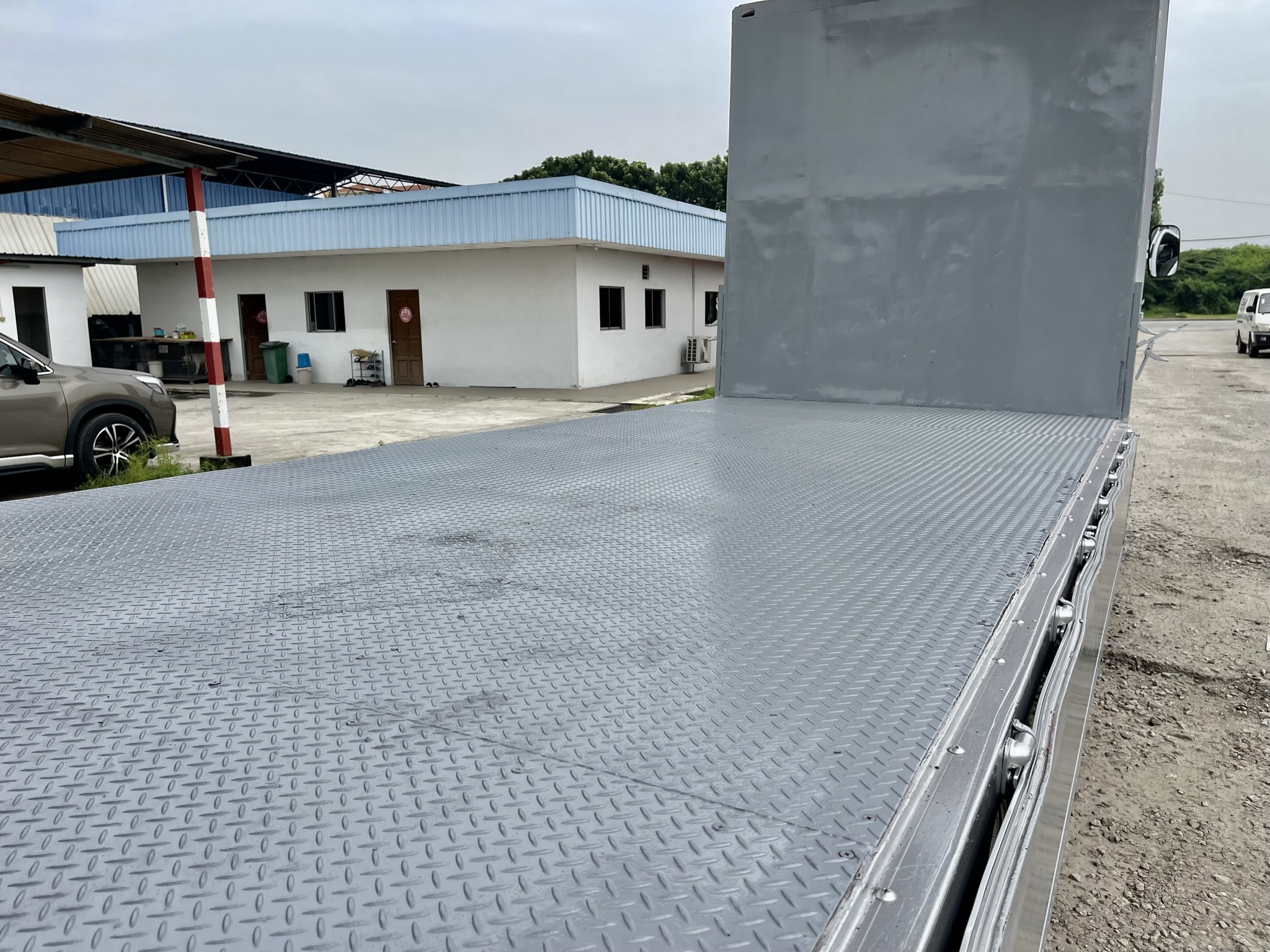 Used 2024 Isuzu FRR90 20ft Wing box - Thumbnail 7