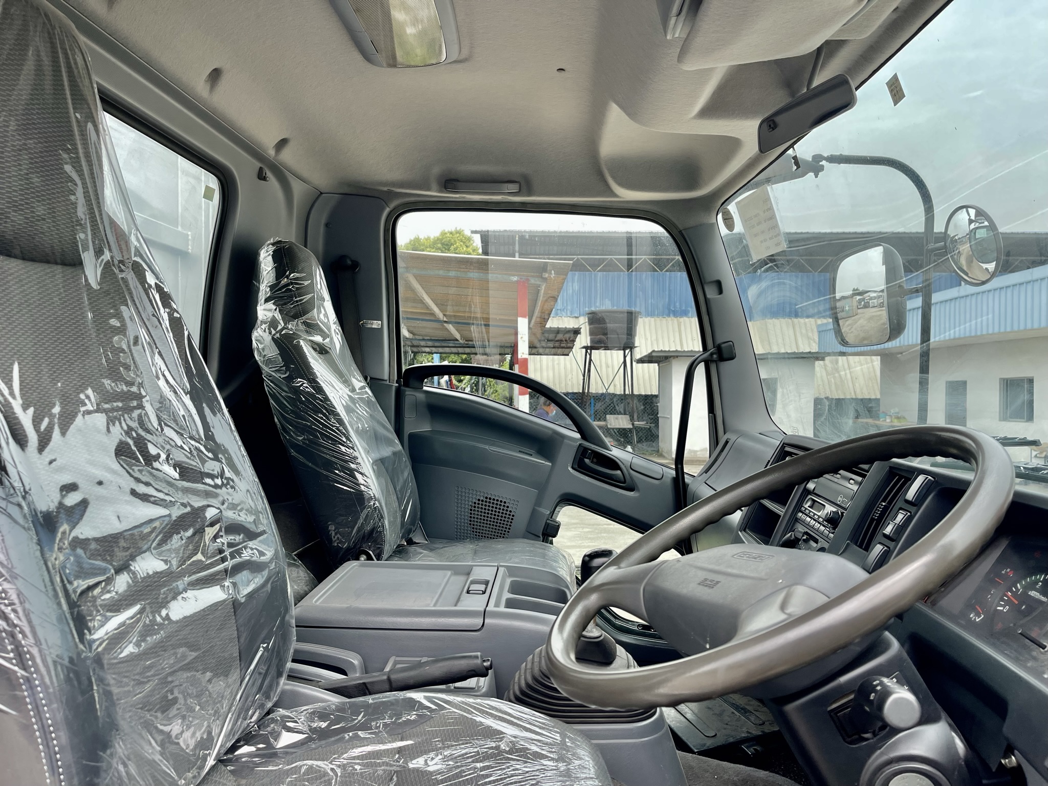 Used 2024 Isuzu FRR90 20ft Wing box - Thumbnail 9