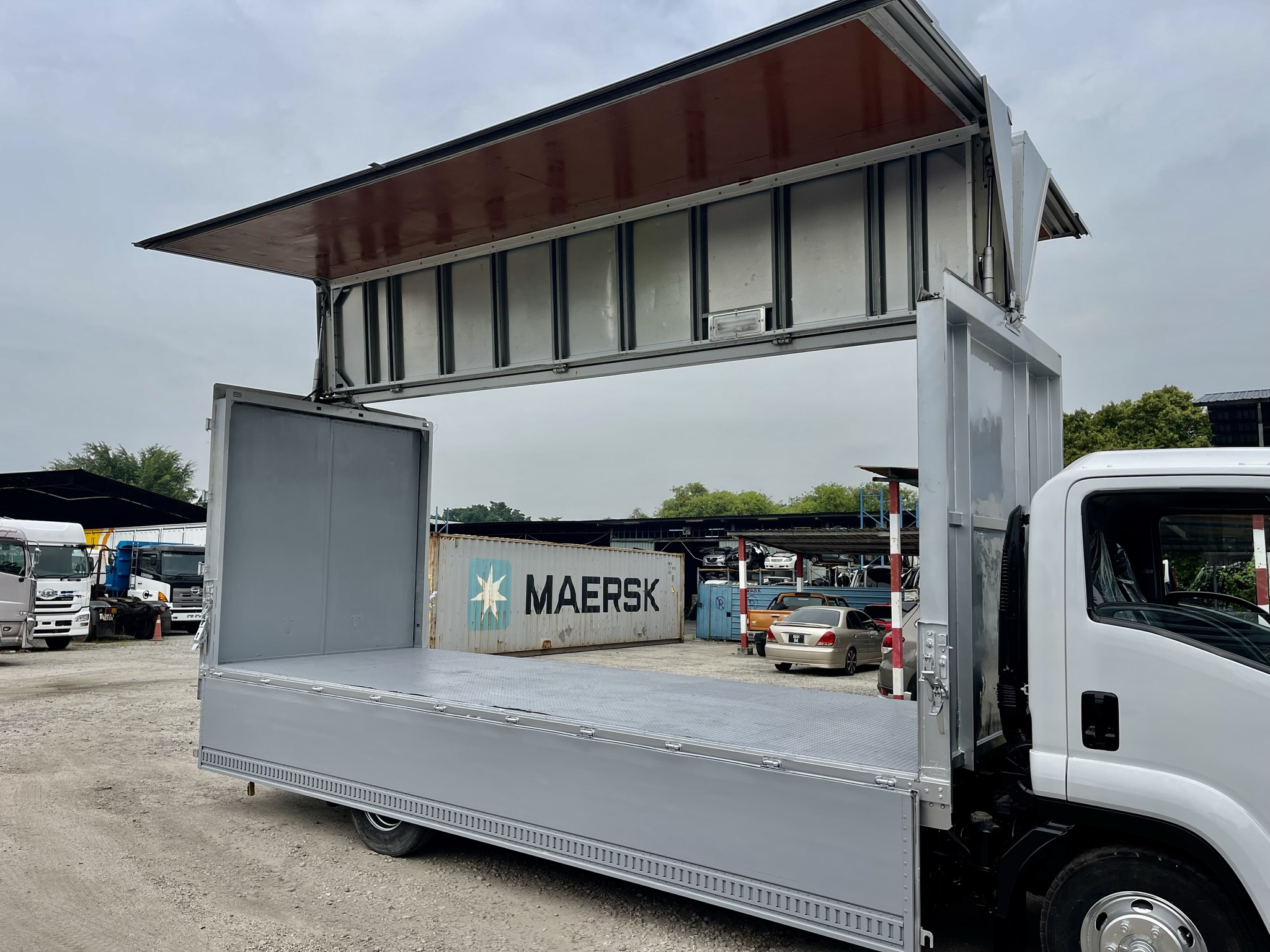 Used 2024 Isuzu FRR90 20ft Wing box - Thumbnail 10