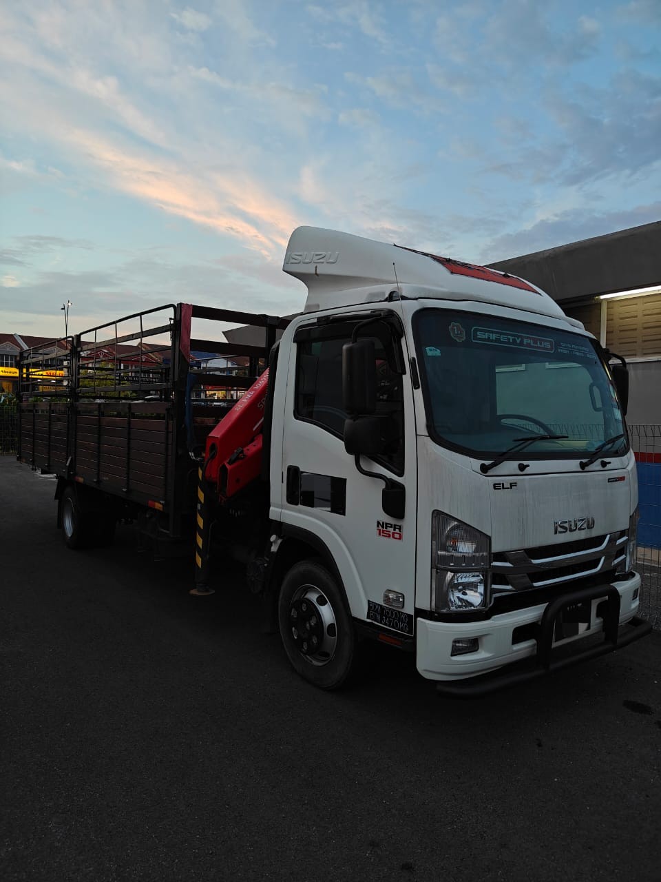 Isuzu NPR75 Crane Truck, LOW MILEAGE – LIKE NEW - Image 1