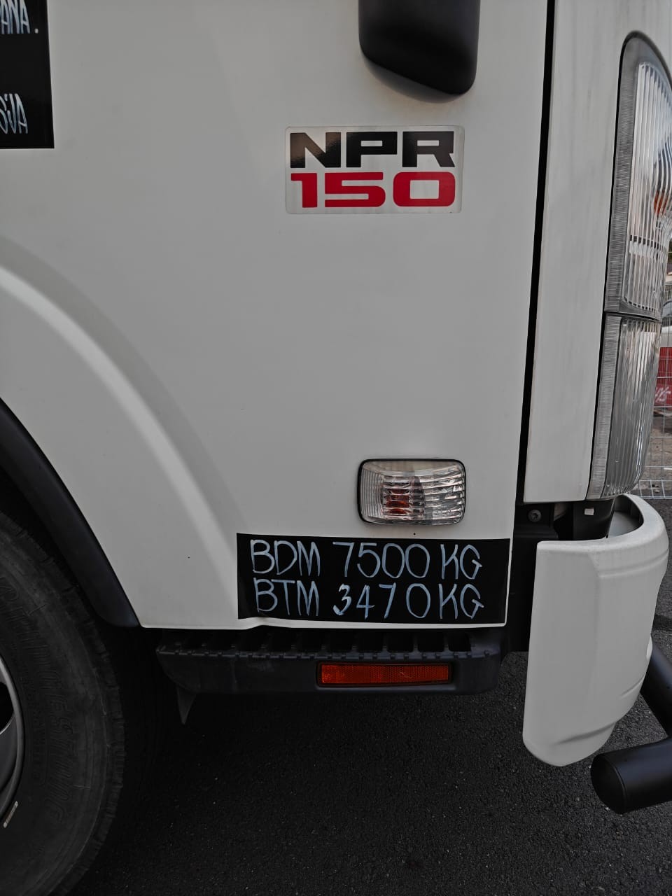 Isuzu NPR75 Crane Truck, LOW MILEAGE – LIKE NEW - Thumbnail 5