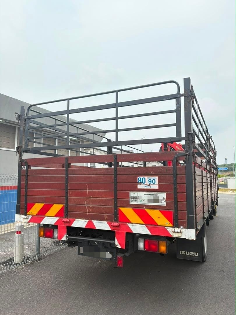 Isuzu NPR75 Crane Truck, LOW MILEAGE – LIKE NEW - Thumbnail 2