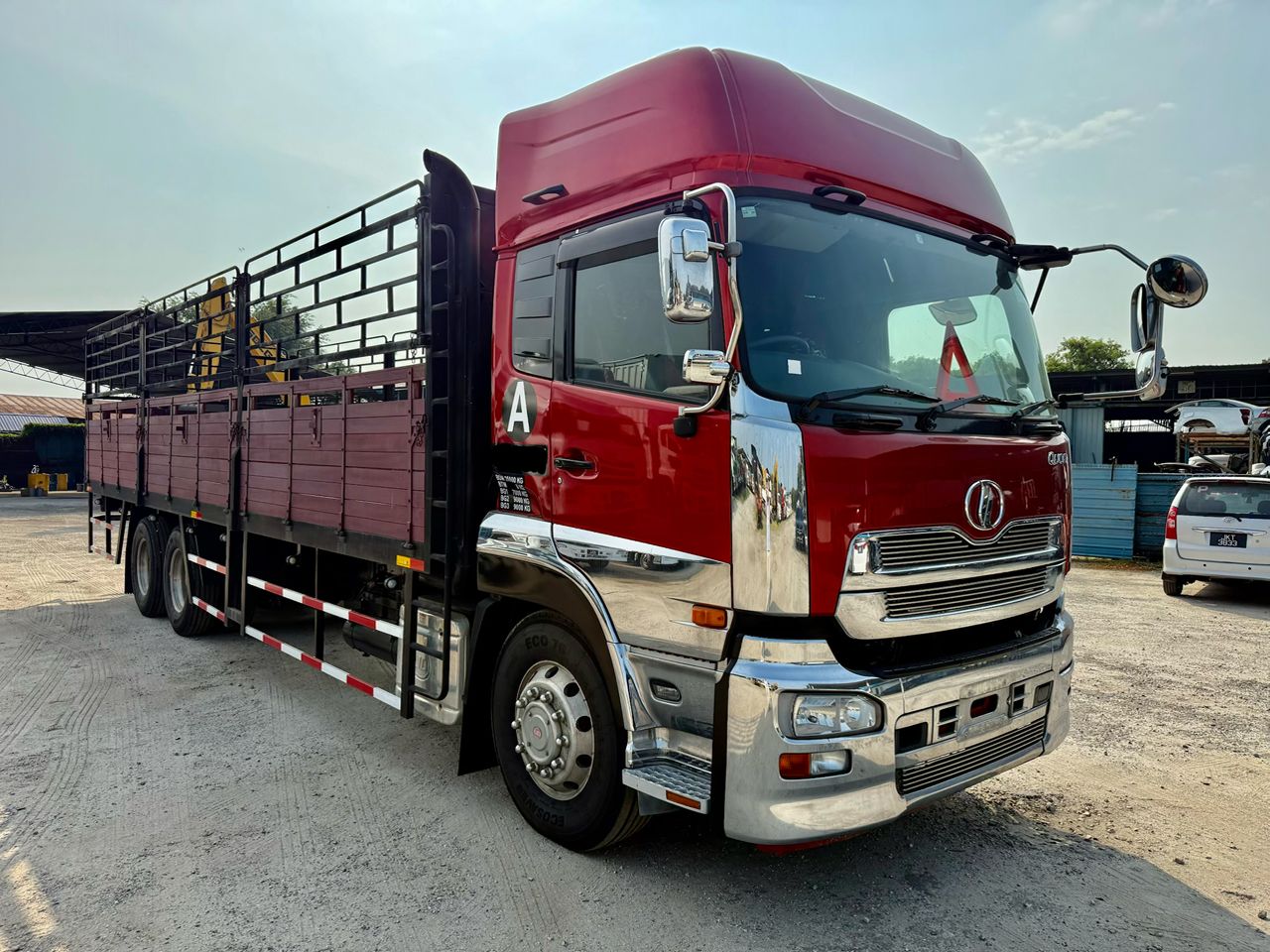 Nissan CD5 30ft wooden cargo - Thumbnail 3