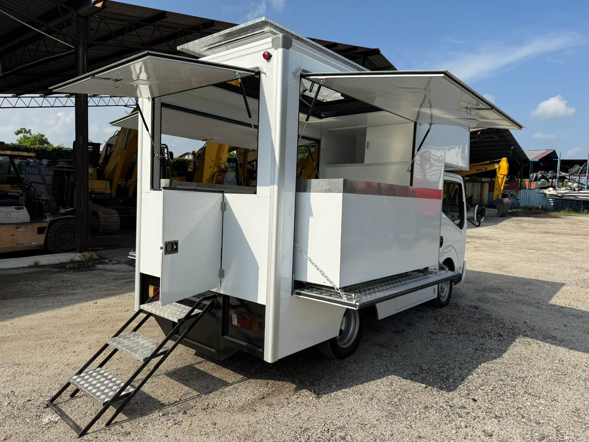 Nissan Cabstar 10ft food truck - Thumbnail 4