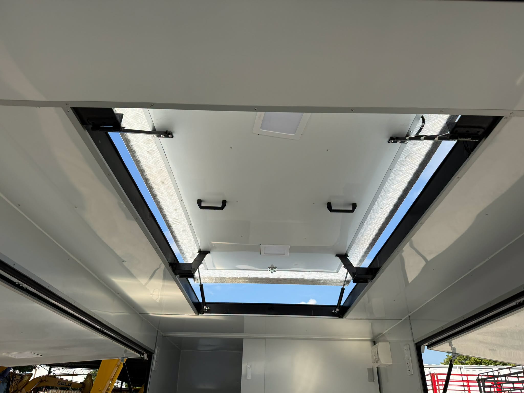 Nissan Cabstar 10ft food truck - Thumbnail 5