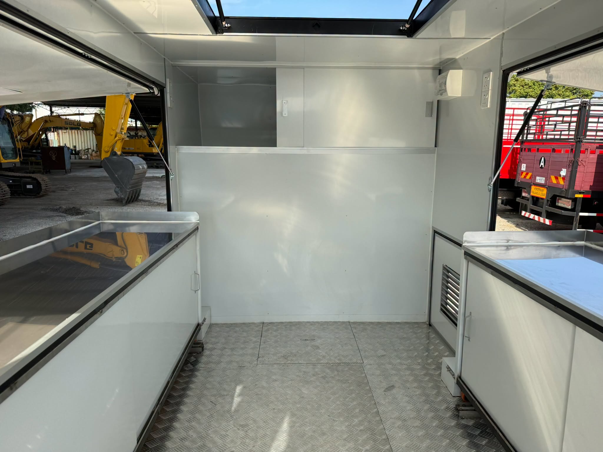 Nissan Cabstar 10ft food truck - Thumbnail 6