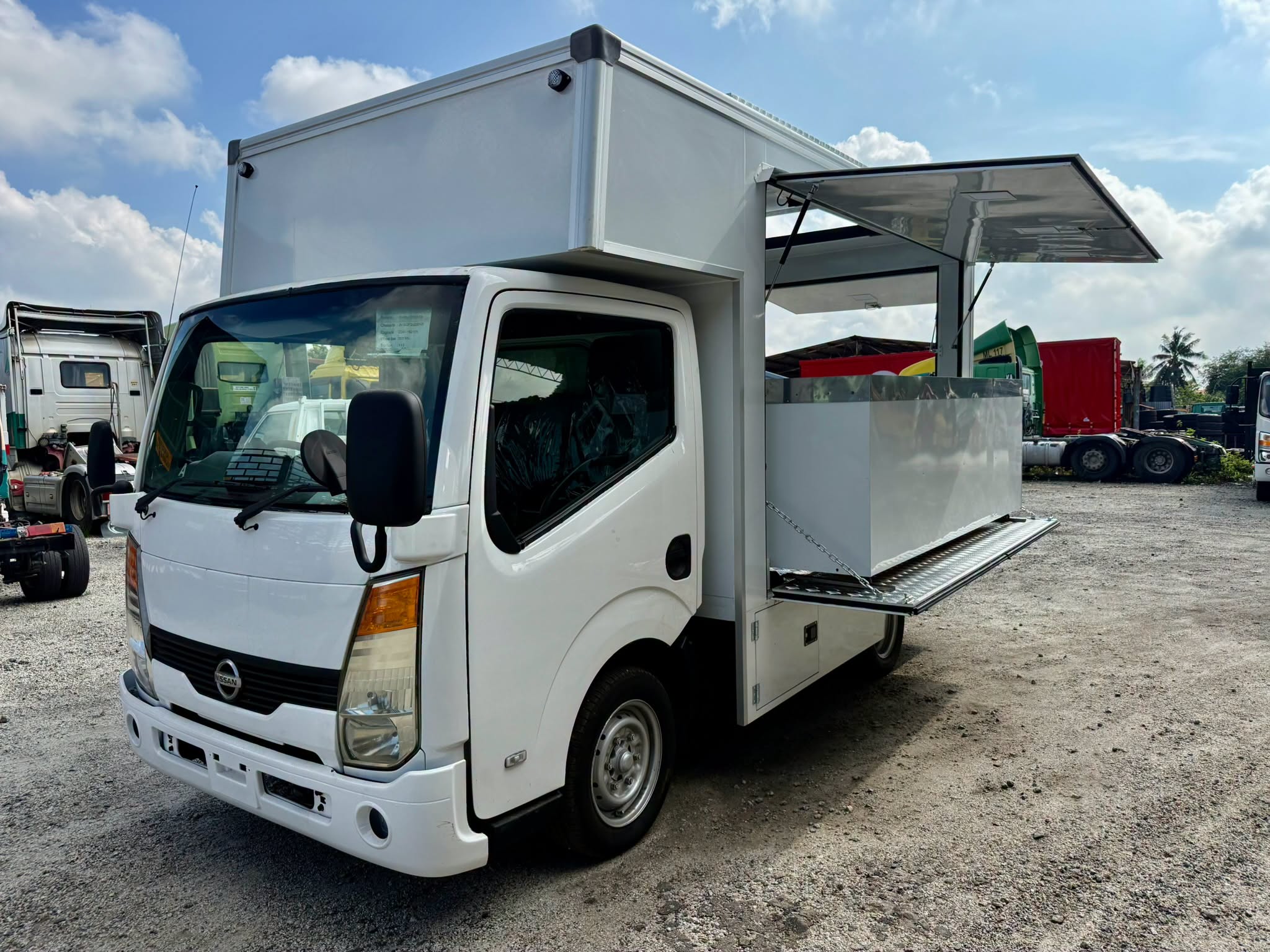 Nissan Cabstar 10ft food truck - Image 1