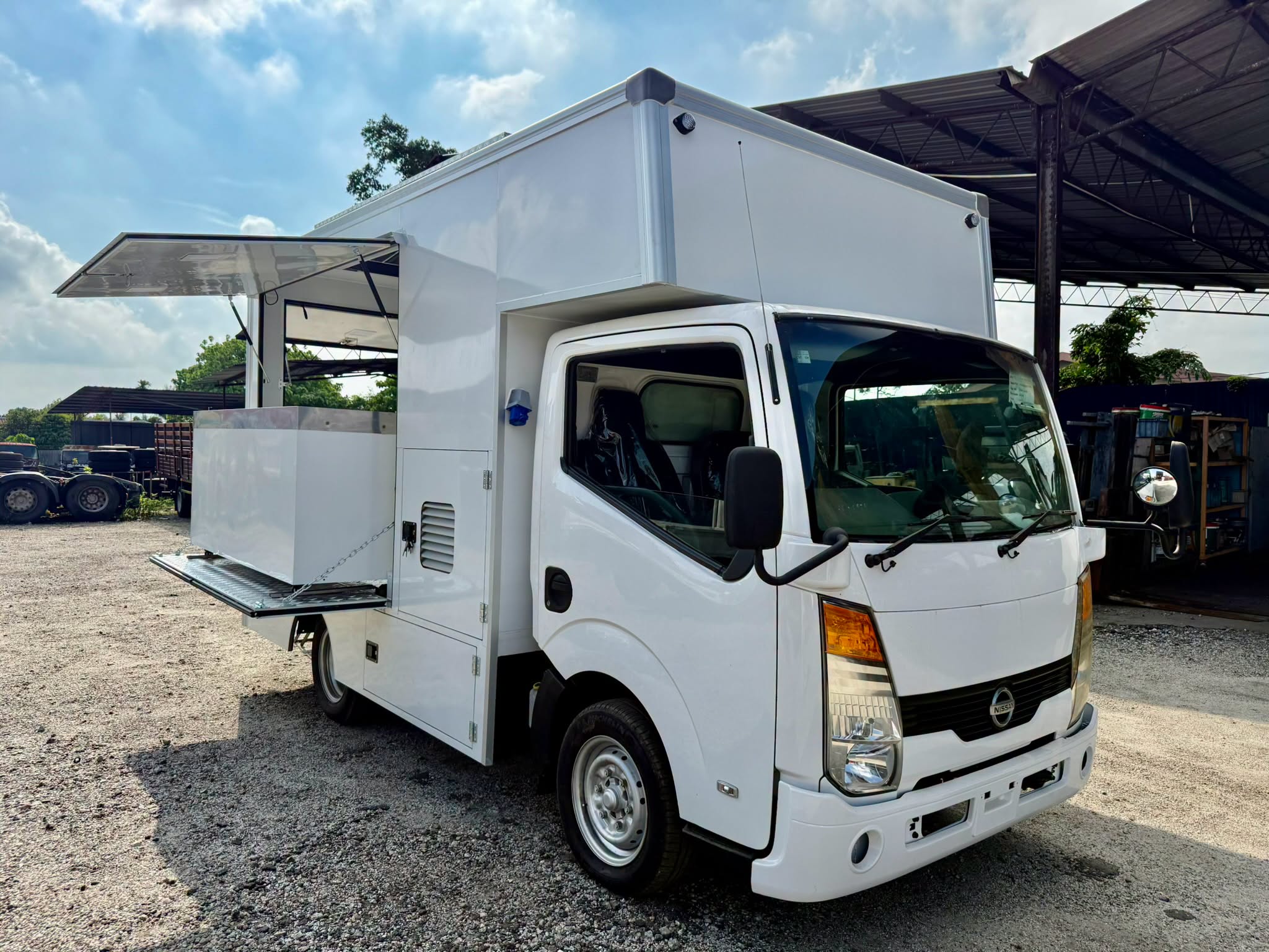 Nissan Cabstar 10ft food truck - Thumbnail 3